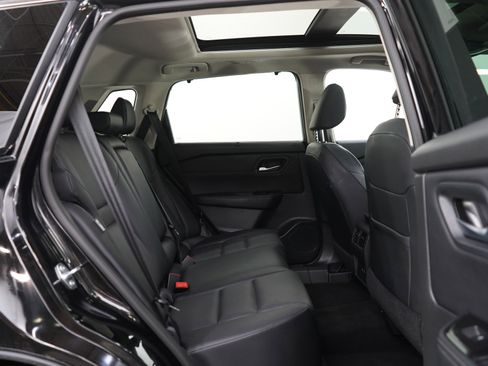 Used 2024 Nissan Rogue SV w/ SV Premium Package image 11