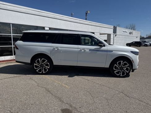 New 2026 Lincoln Navigator L Reserve AWD/4WD image 2