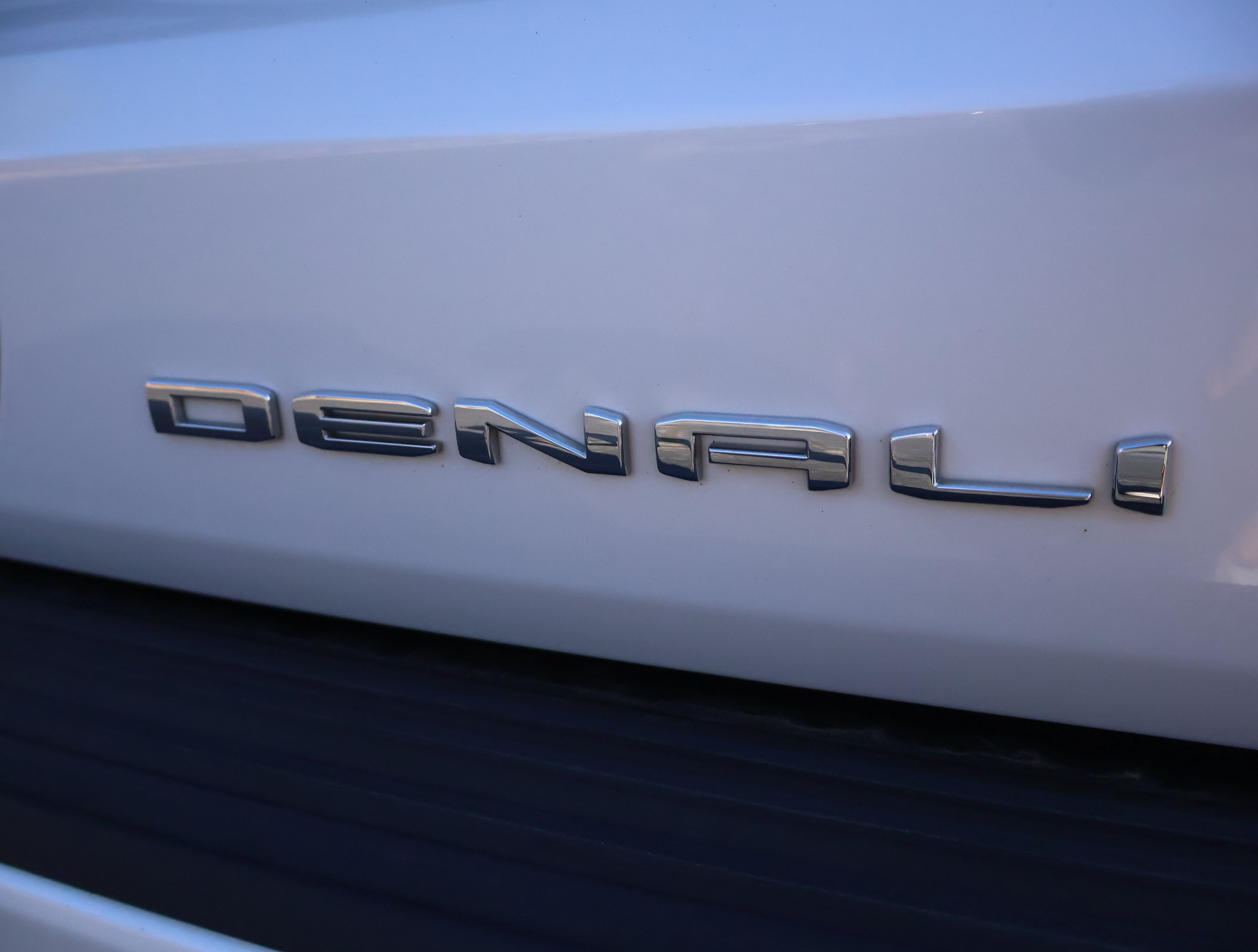 Used 2023 GMC Yukon Denali Ultimate AWD/4WD image 6