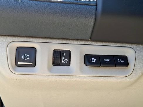 Used 2022 GMC Acadia Denali w/ Denali Ultimate Package FWD image 26