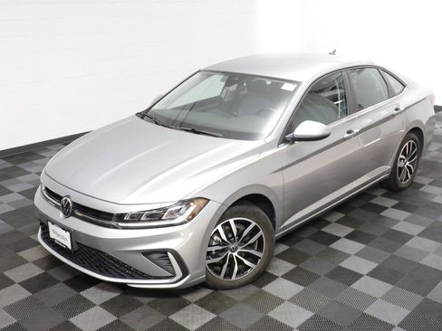 Used 2025 Volkswagen Jetta SE image 2