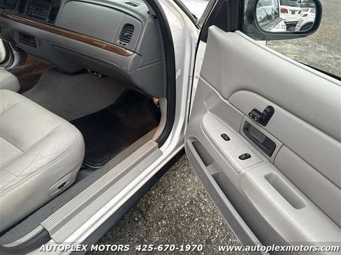 Used 2004 Ford Crown Victoria LX image 9