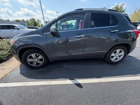 Used 2017 Chevrolet Trax LT w/ Sun & Sound Package FWD image 5