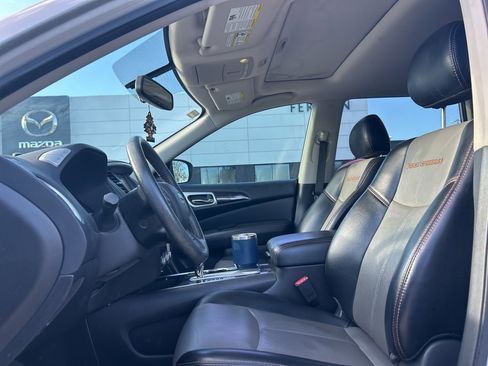 Used 2020 Nissan Pathfinder SL image 2