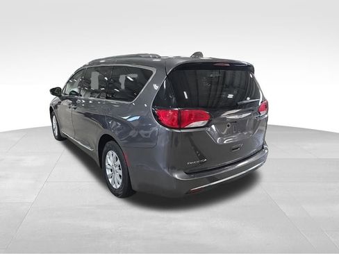 Used 2018 Chrysler Pacifica Touring-L image 10