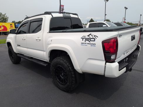 Used 2018 Toyota Tacoma TRD Sport AWD/4WD image 6