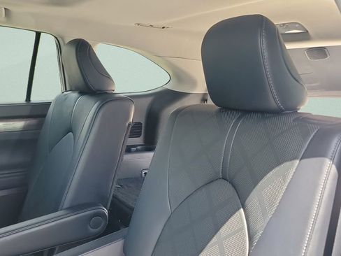 Used 2023 Toyota Highlander Platinum FWD image 10