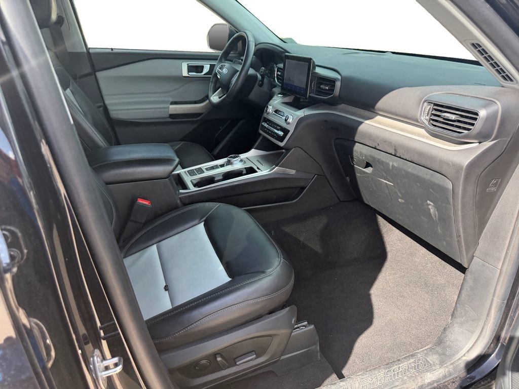 Used 2023 Ford Explorer XLT w/ Equipment Group 202A RWD image 16