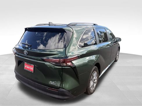 Used 2024 Toyota Sienna XLE image 6
