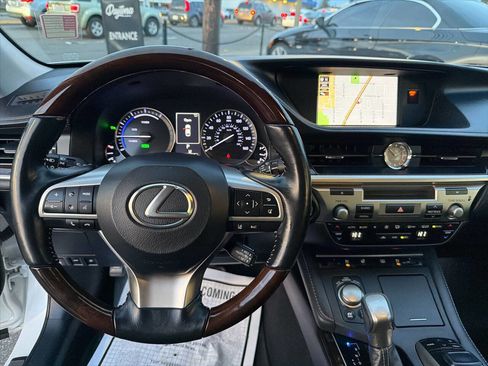 Used 2017 Lexus ES 300h w/ Luxury Package image 25