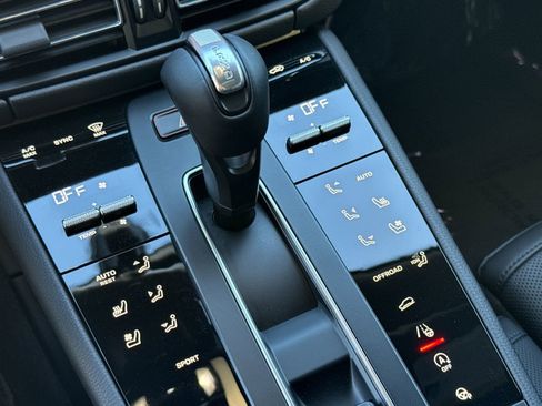 Certified 2025 Porsche Macan AWD/4WD image 25