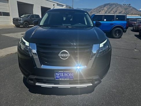 Used 2025 Nissan Pathfinder SL AWD/4WD image 2
