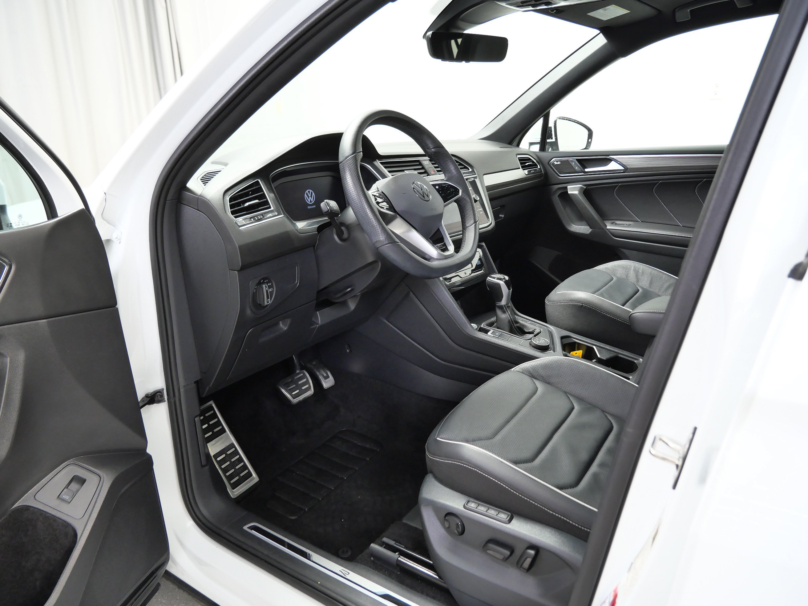 Used 2024 Volkswagen Tiguan SEL R-Line w/ MDO Package, Two-Row AWD/4WD image 14