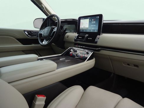 Used 2018 Lincoln Navigator Reserve w/ Technology Package image 32