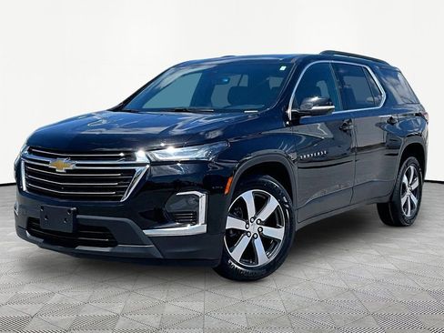 Used 2023 Chevrolet Traverse LT w/ LT Premium Package AWD/4WD image 3