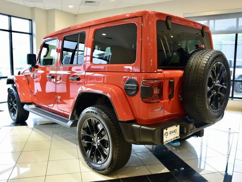 Used 2024 Jeep Wrangler Unlimited Sahara w/ Technology Group AWD/4WD image 4