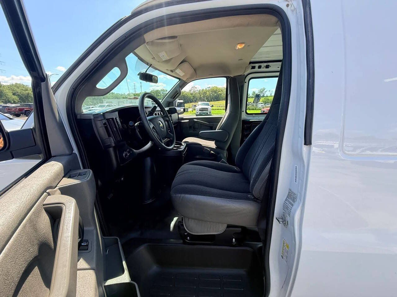 Used 2018 Chevrolet Express 2500 w/ Driver Convenience Package RWD image 9