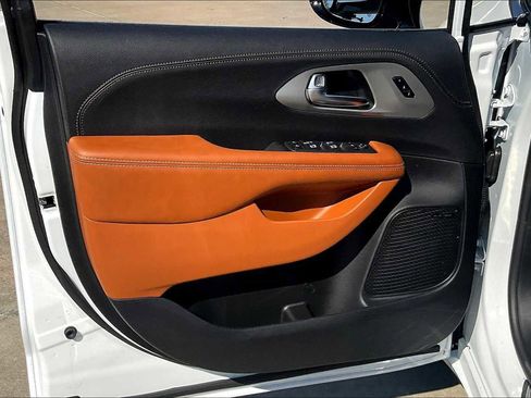 New 2026 Chrysler Pacifica Pinnacle image 10