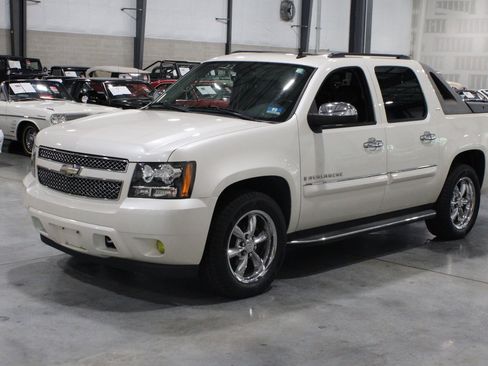 Used 2008 Chevrolet Avalanche LTZ w/ LTZ Preferred Equipment Group AWD/4WD image 12
