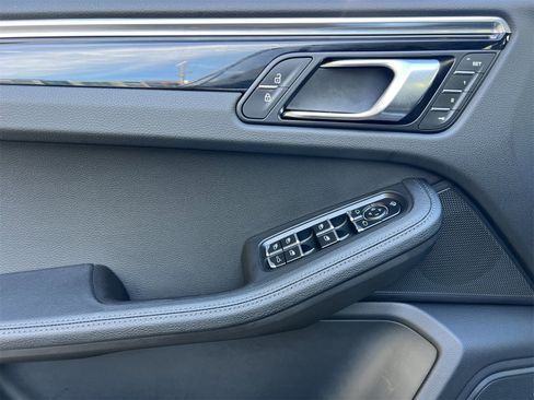 Used 2025 Porsche Macan image 12