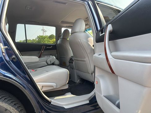 Used 2013 Toyota Highlander Limited AWD/4WD image 21
