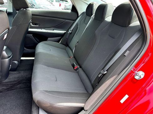 Used 2025 Hyundai Elantra SE image 25