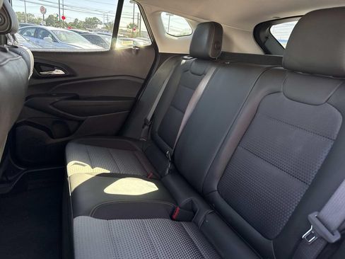 Used 2025 Chevrolet Trax LT w/ LT Convenience Package FWD image 16