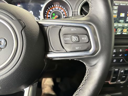 Used 2018 Jeep Wrangler Unlimited Sahara AWD/4WD image 29