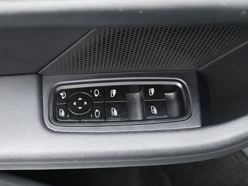 Used 2020 Porsche Taycan 4S image 17