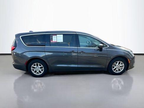 Used 2017 Chrysler Pacifica Touring image 5
