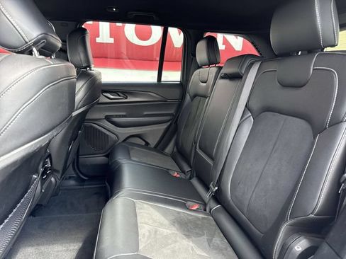 Used 2025 Jeep Grand Cherokee Altitude AWD/4WD image 21