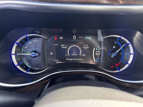 Used 2023 Chrysler Pacifica Limited FWD image 17
