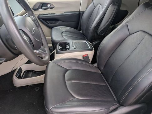 Used 2024 Chrysler Pacifica Touring-L FWD image 11