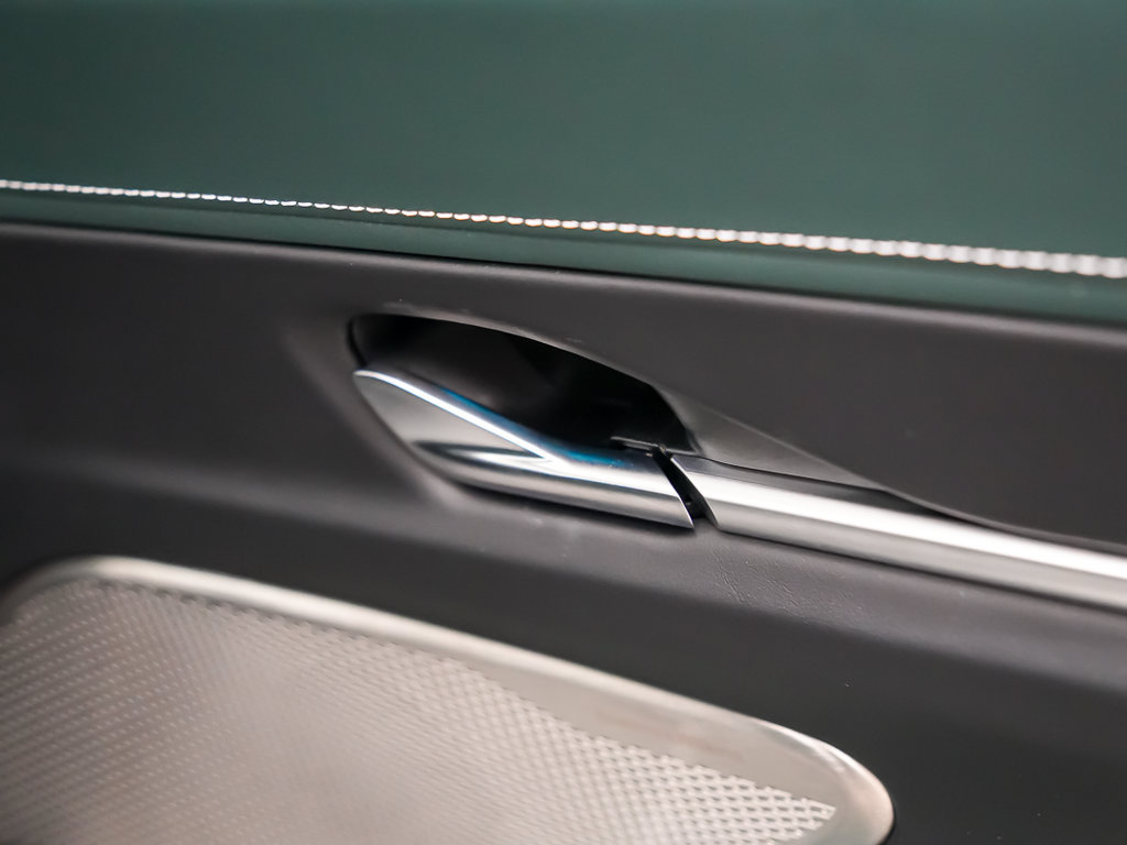 Used 2025 Aston Martin V8 Vantage Coupe RWD image 15