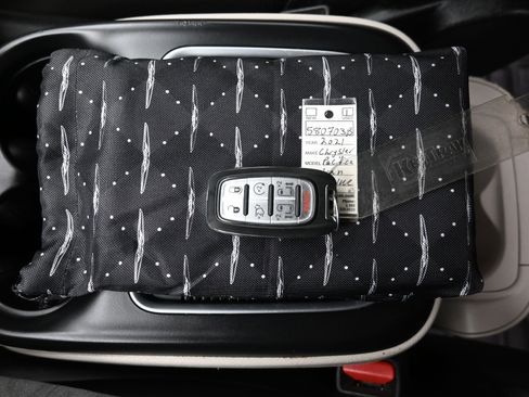Used 2021 Chrysler Pacifica Touring-L FWD image 19