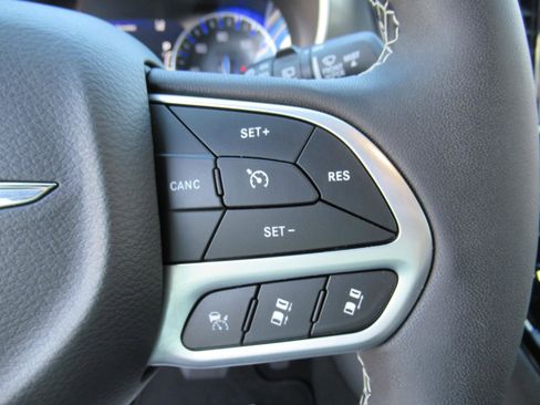 Used 2025 Chrysler Pacifica Select FWD image 21