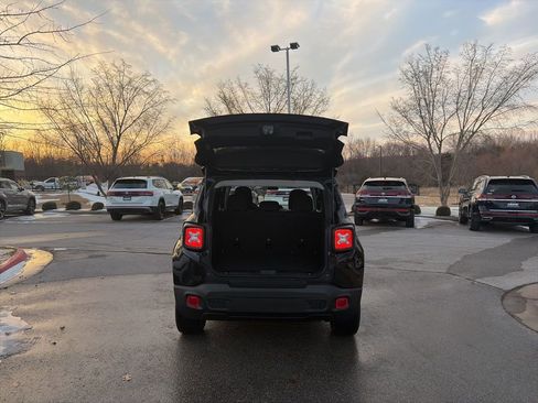 Used 2023 Jeep Renegade Altitude AWD/4WD image 6