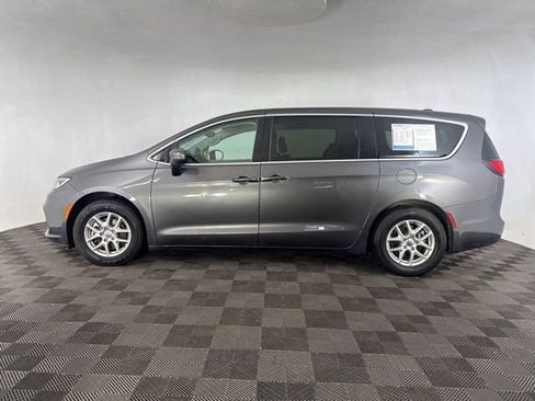 Used 2023 Chrysler Pacifica Touring-L image 5