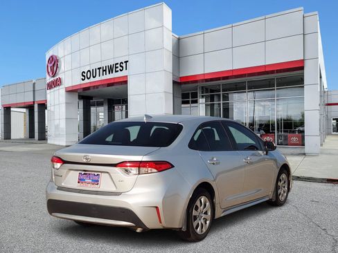 Used 2022 Toyota Corolla LE FWD image 5