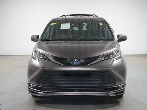 Used 2023 Toyota Sienna XLE FWD image 2