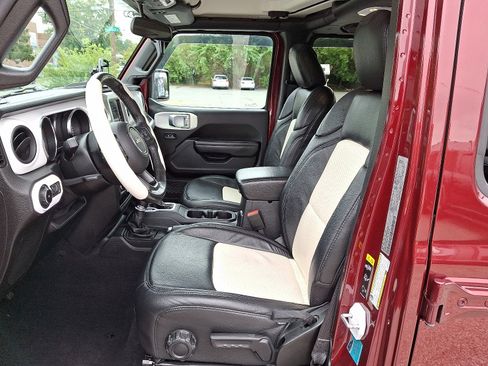 Used 2021 Jeep Wrangler Islander image 13