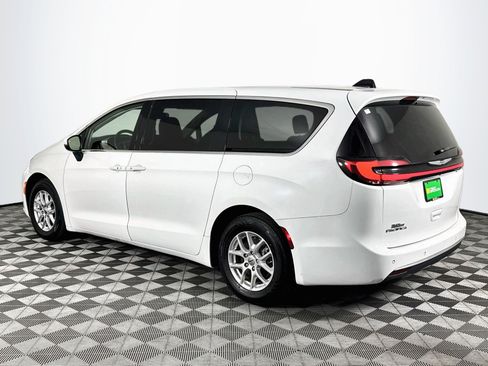 Used 2023 Chrysler Pacifica Touring-L FWD image 6