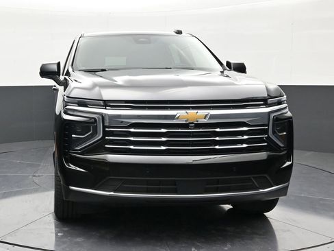 Used 2025 Chevrolet Suburban LT RWD image 8