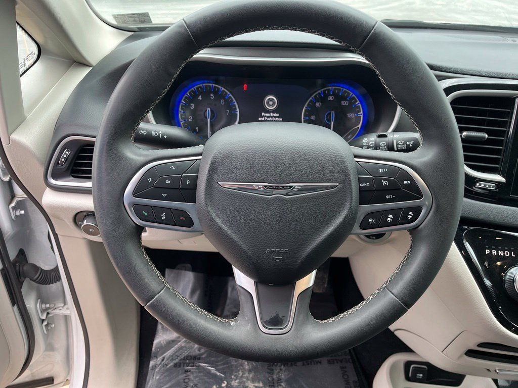 Used 2023 Chrysler Pacifica Touring-L FWD image 4