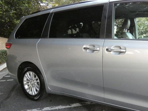 Used 2015 Toyota Sienna XLE image 8
