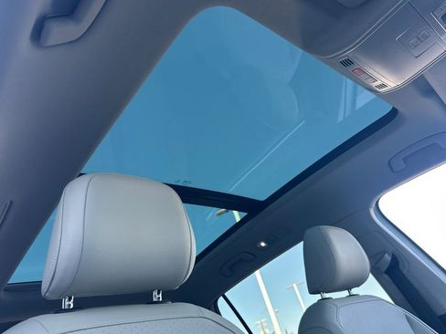 Used 2018 Volkswagen Tiguan SE w/ Panoramic Sunroof Package FWD image 16