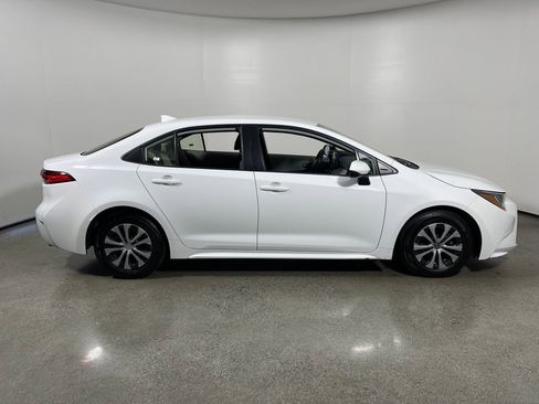 Certified 2022 Toyota Corolla LE w/ Carpet Mat Package (TMS) FWD image 2