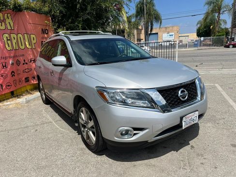 Used 2015 Nissan Pathfinder Platinum w/ Cargo Package FWD image 3