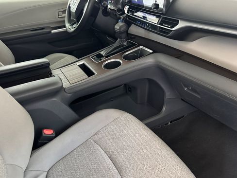 Used 2022 Toyota Sienna LE FWD image 28