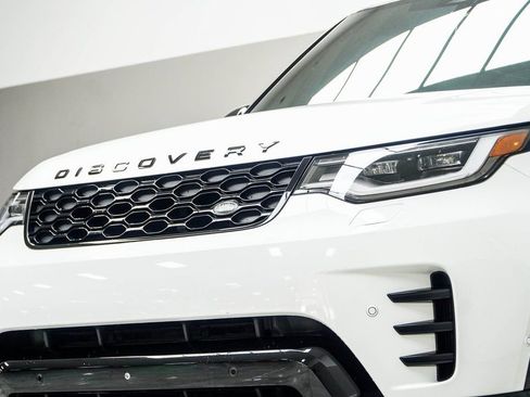 Used 2024 Land Rover Discovery Dynamic SE AWD/4WD image 2